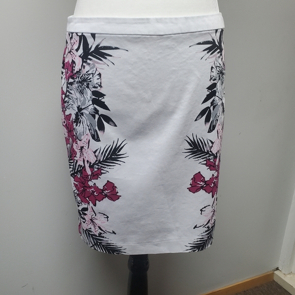 💥3 for $15💥Reitmans white floral skirt 4 petite - Picture 1 of 7